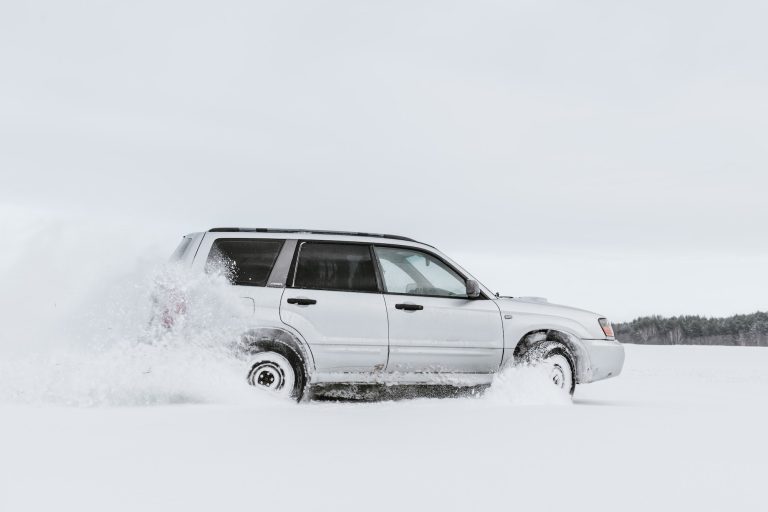 Comment préparer votre voiture à la conduite hivernale ?